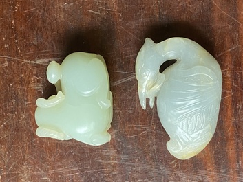 Deux sculptures en jade blanc d'un canard mandarin et d'un b&eacute;lier avec son agneau, Chine, Qing