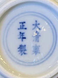 Vase de forme bouteille en porcelaine de Chine en bleu et blanc &agrave; d&eacute;cor d'un dragon, marque de Yongzheng, probablement R&eacute;publique