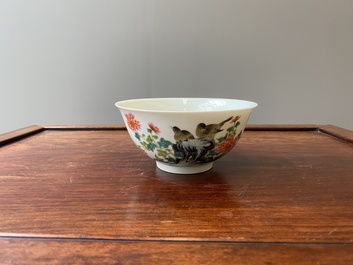 Bol en porcelaine de Chine famille rose &agrave; d&eacute;cor de pies entour&eacute;es de pivoines, marque de Yongzheng, R&eacute;publique