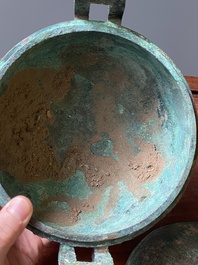 Een Chinese bronzen driepotige rituele voedselkom met deksel, 'ding', Oostelijke Zhou, Periode van Lente en Herfst