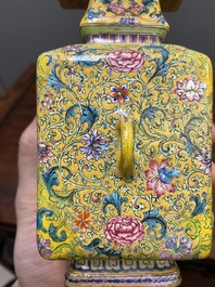 Vase &agrave; d&eacute;cor d'Europ&eacute;ens en &eacute;maux de Canton &agrave; fond jaune, Chine, marque et &eacute;poque de Qianlong