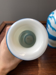 Paire de vases en verre overlay de P&eacute;kin &agrave; d&eacute;cor de canards mandarins en bleu sur blanc, Chine, 19/20&egrave;me