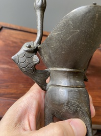 Twee Chinese bronzen rituele wijnbekers, 'jue', 18/19e eeuw