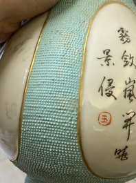 Vase en porcelaine de Chine &agrave; d&eacute;cor en grisaille sur fond turquoise, sign&eacute; Wan Yu 玩玉, marque et probablement &eacute;poque de Qianlong