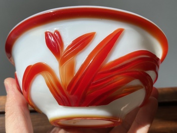 Paire de bols en verre overlay de P&eacute;kin en rouge sur blanc &agrave; d&eacute;cor floral, Chine, 19&egrave;me