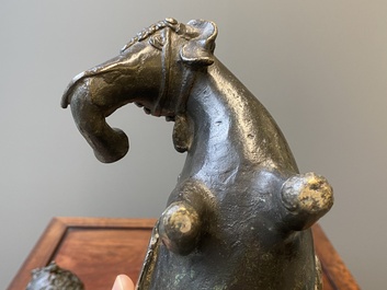 Paire de br&ucirc;le-parfums en forme d'&eacute;l&eacute;phant en bronze, Chine, Ming