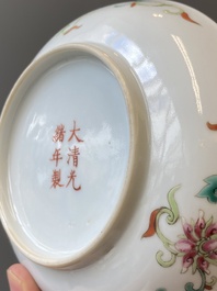 Een paar Chinese famille rose 'negen perziken' schotels, Guangxu merk en periode