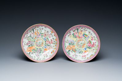 Een paar Chinese Canton famille rose koppen en schotels, 19e eeuw