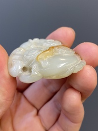Vier Chinese snijwerken in witte en celadon jade, Qing/Republiek