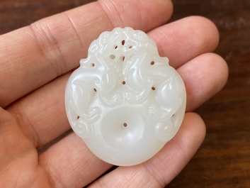Pendentif figurant deux animaux mythiques en jade blanc sculpt&eacute;, Chine, Qing