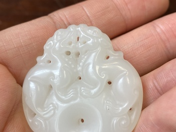 Pendentif figurant deux animaux mythiques en jade blanc sculpt&eacute;, Chine, Qing