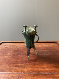Een Chinees archa&iuml;sch bronzen ritueel wijnvat, 'jue', late Shang-dynastie