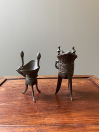Twee Chinese bronzen rituele wijnbekers, 'jue', 18/19e eeuw