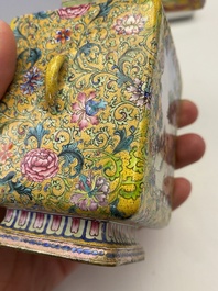 Vase &agrave; d&eacute;cor d'Europ&eacute;ens en &eacute;maux de Canton &agrave; fond jaune, Chine, marque et &eacute;poque de Qianlong