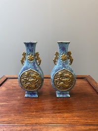 Paire de vases en porcelaine de Chine &agrave; &eacute;mail flamb&eacute; aux medaillons aux dragons dor&eacute;s, marque de Qianlong, 19&egrave;me