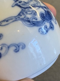 Vase de forme bouteille en porcelaine de Chine en bleu et blanc &agrave; d&eacute;cor d'un dragon, marque de Yongzheng, probablement R&eacute;publique