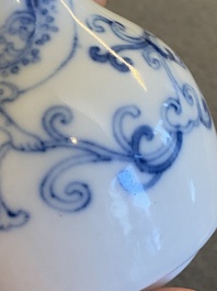 Vase de forme bouteille en porcelaine de Chine en bleu et blanc &agrave; d&eacute;cor d'un dragon, marque de Yongzheng, probablement R&eacute;publique