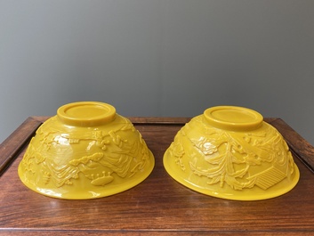 Paire de bols en verre jaune de P&eacute;kin &agrave; d&eacute;cor de figures dans paysages montagneux, Chine, 19/20&egrave;me