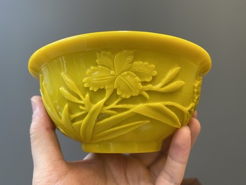 Paire de bols en verre jaune de P&eacute;kin &agrave; d&eacute;cor floral, Chine, 19/20&egrave;me