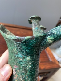 Een Chinees archa&iuml;sch bronzen ritueel wijnvat, 'jue', late Shang-dynastie