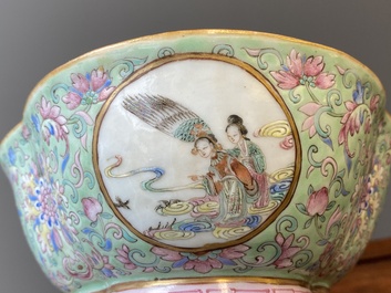 Een Chinese drielobbige famille rose kom met turquoise fondkleur, Tongzhi merk en periode