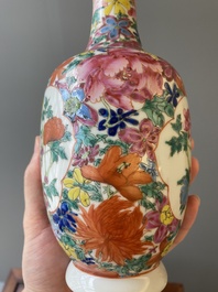 Twee paar Chinese blauw-witte en famille rose vazen, 19/20e eeuw