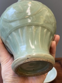 Een Chinese Longquan celadon vaas en een lotusvormige kom, Yuan of later