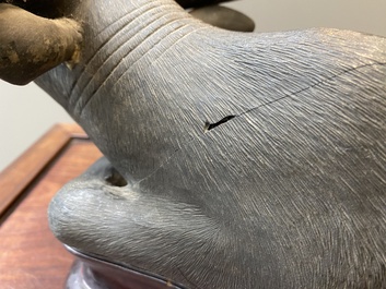 Een grote Chinese grisaille sculptuur van een liggende buffel op houten sokkel, 18/19e eeuw