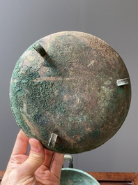 Een Chinese bronzen driepotige rituele voedselkom met deksel, 'ding', Oostelijke Zhou, Periode van Lente en Herfst