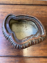 Bouddha rieur en verre bleu de P&eacute;kin assis sur un socle en bois, Chine, 19&egrave;me
