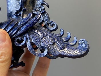Drie Chinese snijwerken in lapis lazuli en goudsteen, 19/20e eeuw