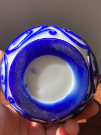 Paire de vases de forme bouteille en verre overlay de P&eacute;kin &agrave; d&eacute;cor de chilongs en bleu sur blanc, Chine, 19&egrave;me