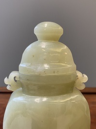 Een Chinese dekselvaas in celadon jade, Qing