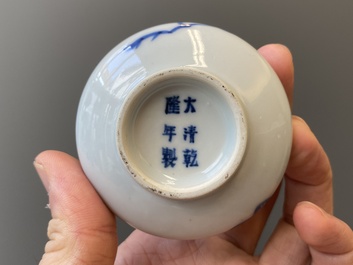 Een paar Chinese blauw-witte en koperrode vaasjes met floraal decor, Qianlong merk, 19/20e eeuw