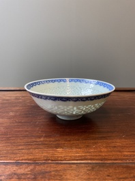 Een Chinese blauw-witte kom met rijstkorrel decor, Qianlong merk en periode