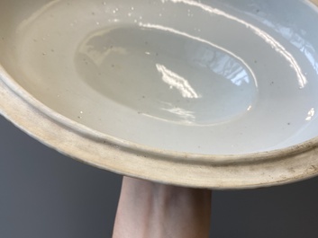 Terrine couverte sur son support en porcelaine de Chine famille rose, Qianlong