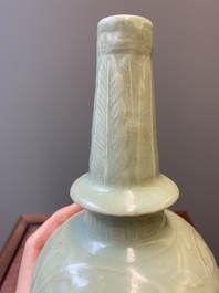 Een Chinese Longquan celadon vaas en een lotusvormige kom, Yuan of later