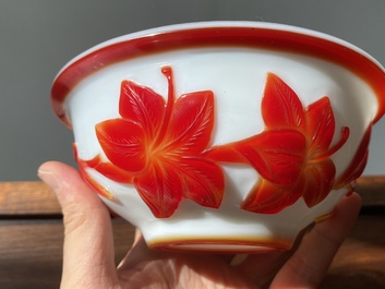Paire de bols en verre overlay de P&eacute;kin en rouge sur blanc &agrave; d&eacute;cor floral, Chine, 19&egrave;me