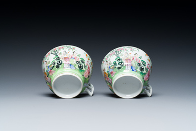Een paar Chinese Canton famille rose koppen en schotels, 19e eeuw