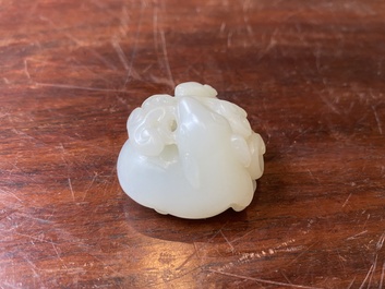 Een Chinese witte jade hanger met twee herten, Qing