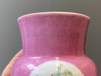 Paire de crachoirs en porcelaine de Chine famille rose, 'zhadou', marque de Hongxian, R&eacute;publique