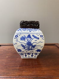 Vase en porcelaine de Chine en bleu et blanc &agrave; d&eacute;cor d'un &eacute;tang &agrave; lotus, marque et probablement &eacute;poque de Jiajing