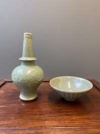Een Chinese Longquan celadon vaas en een lotusvormige kom, Yuan of later
