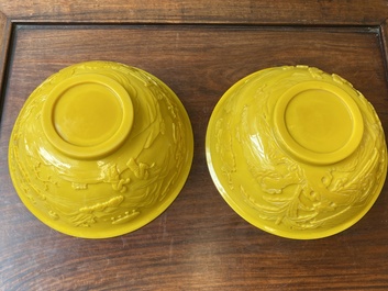 Paire de bols en verre jaune de P&eacute;kin &agrave; d&eacute;cor de figures dans paysages montagneux, Chine, 19/20&egrave;me