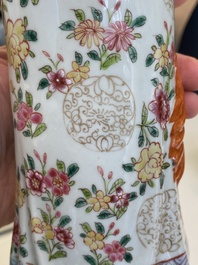 Een grote Chinese famille rose figuur met beweegbaar hoofd, 19/20e eeuw