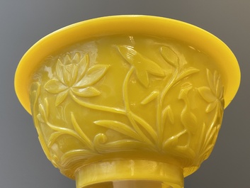 Deux grands bols en verre jaune de P&eacute;kin, Chine, 19/20&egrave;me