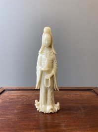 Een Chinese celadon jade sculptuur van Guanyin, Qing