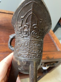 Twee Chinese bronzen rituele wijnbekers, 'jue', 18/19e eeuw