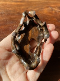Main de Bouddha en jade blanc sculpt&eacute; sur socle en bois, Chine, Qing