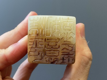 Une &eacute;pingle &agrave; cheveux en jade blanc et deux sceaux en jade, Chine, Qing